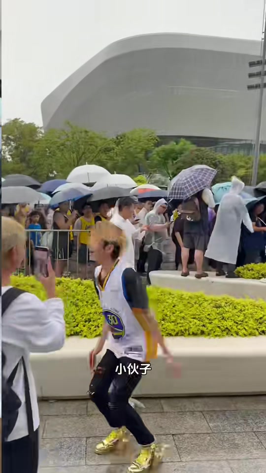 开云体育APP-马健评球星中国行：詹姆斯现身库里粉丝群 网络对立与线下和谐形成鲜明对比