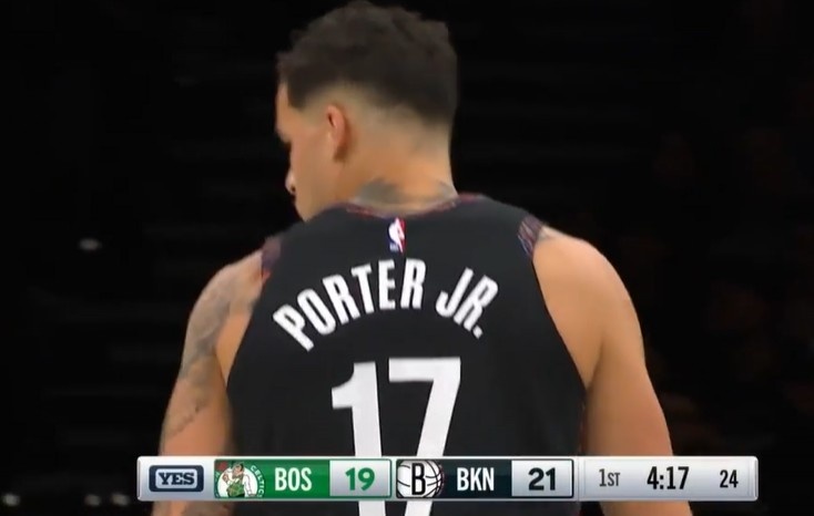 开云体育APP-真是自信！小迈克尔·波特踩着logo坚决出手 加长三分空心命中！