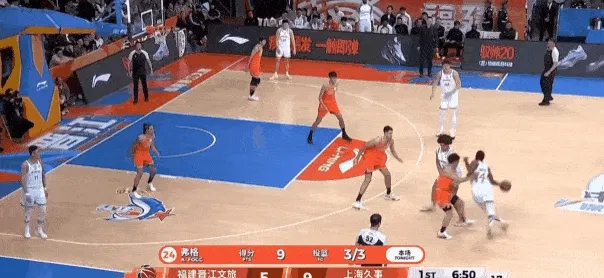 开云体育APP-拦不住！弗格开局手感火热连中4记三分，包办上海全部12分